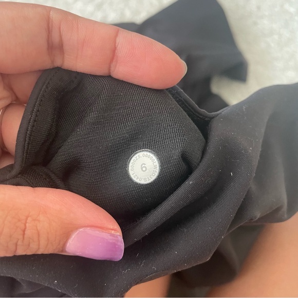 Lululemon high rise leggings, black, EUC, size 6 - Picture 3 of 6
